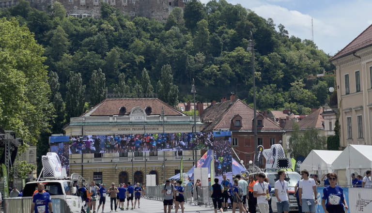 FOTO: Za dober namen po Ljubljani in okolici teče več kot 4500 tekačev