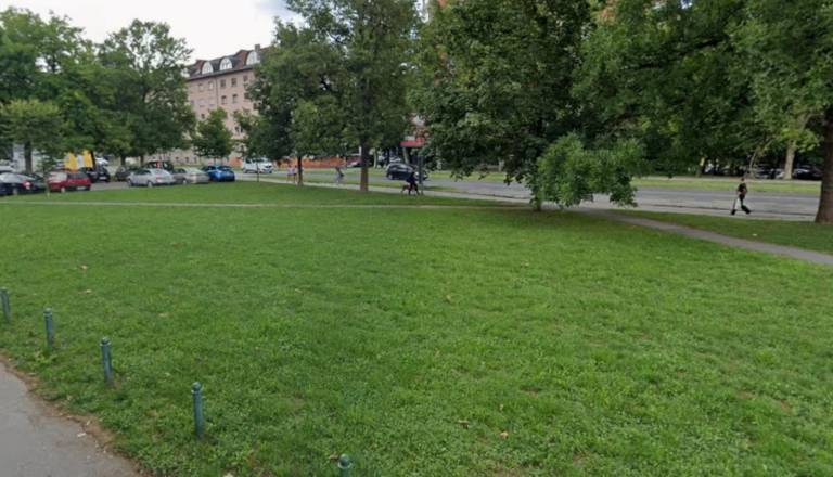Mestna občina Ljubljana bi lahko izgubila občinske zelenice ob blokih – stanovalci jih želijo prevzeti
