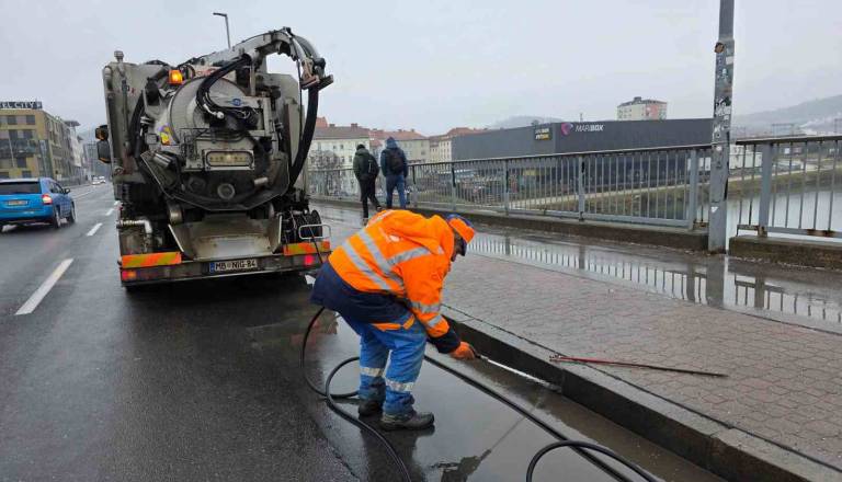 Nigrad v dveh izmenah pospešeno čisti požiralnike, za pomoč prosijo tudi občane
