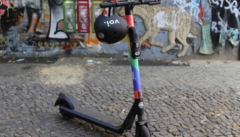Mladoletnik z ukradenim e-skirojem namerno trčil v štajerskega policista in ga hudo poškodoval
