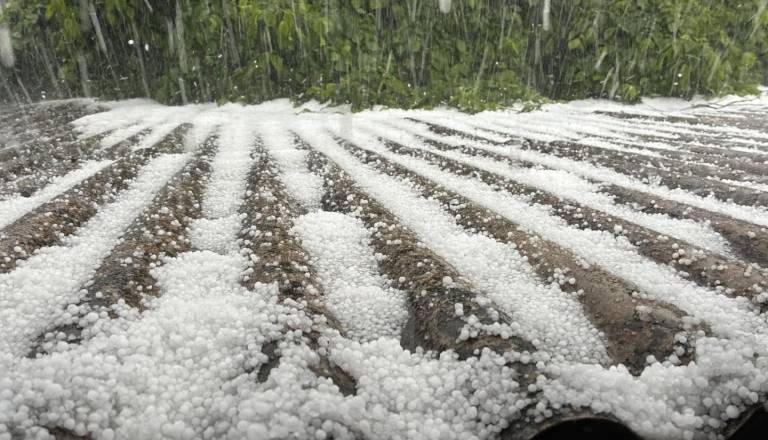 FOTO: Hladna fronta že pokazala zobe, v Slovenij že klesti toča