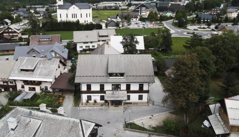 Domačini se bojijo, da jim bo občina vzela pomembno točko druženja. Odločili so se za peticijo