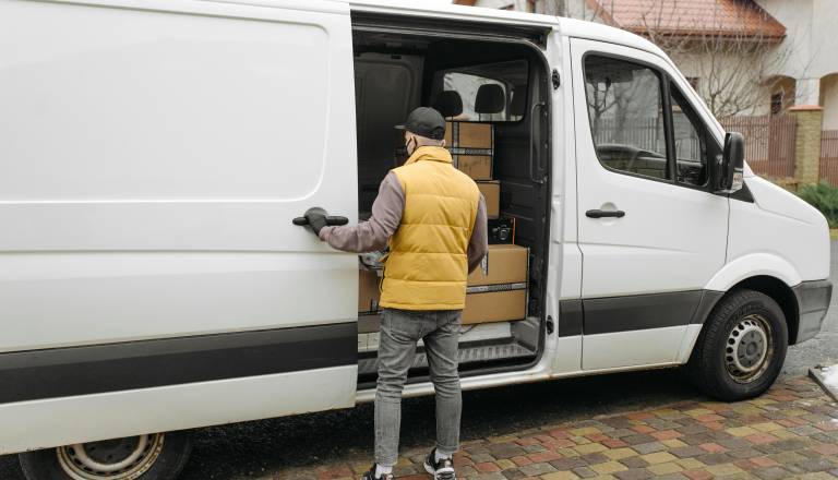 Ljubljančane jezijo dostavni kombiji: »24 ur si lastijo naša parkirišča pred bloki«