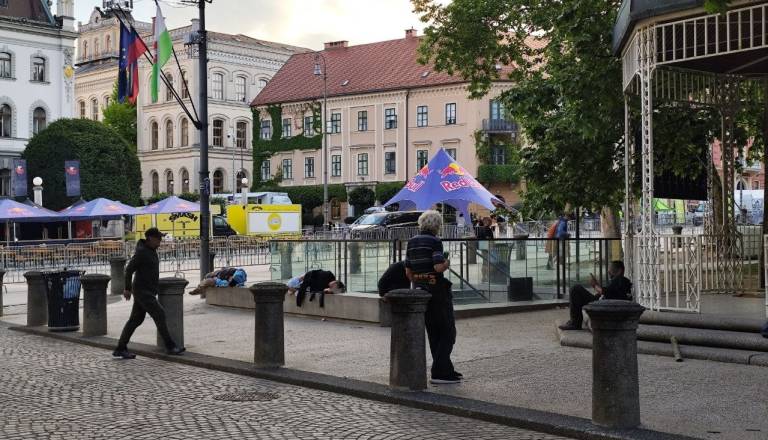 FOTO: Kongresni trg v Ljubljani razburja: »Sramota pred turisti, pijanci in igle povsod – kje je redarstvo?«