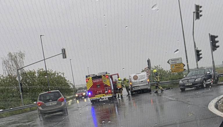 V trčenju avtomobila in kombija ena oseba poškodovana