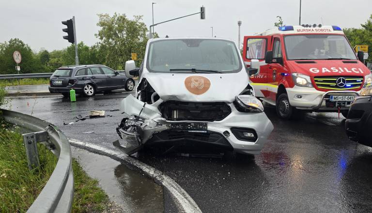 V trčenju avtomobila in kombija ena oseba poškodovana