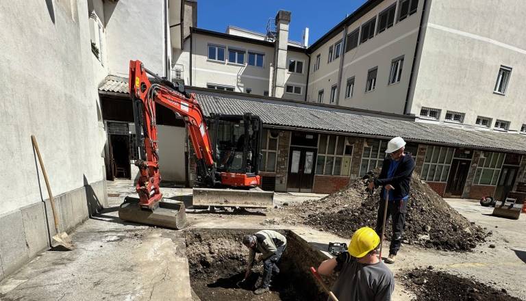 FOTO: Kaj vse se skriva pod kranjsko tržnico? Arheologi že kopljejo ...