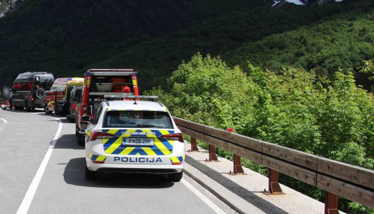 Huda nesreča pri Logu pod Mangartom: 22-letnega nemškega motorista s helikopterjem prepeljali v UKC Ljubljana