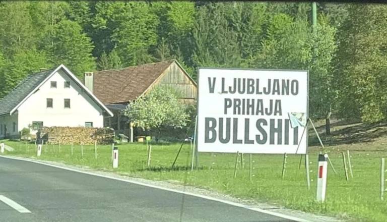 Skrivnostni plakati v Ljubljani razkriti: Na Bregu je zaživel poseben muzej