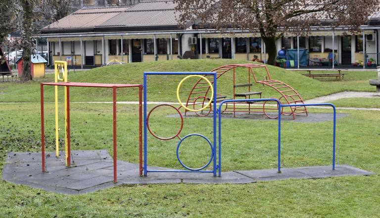 Igrišče ob pomurskem vrtcu bo zaklenjeno, nepridipravi uničevali igrala, premeščali pokrove jaškov ...