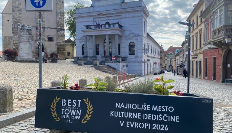 Ste opazili? Ptuj v cvetju in zastavah ponosno nosi naziv najboljšega mesta kulturne dediščine v Evropi