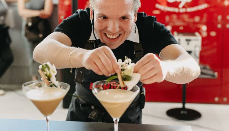 Kavni spektakel v Ljubljani: Zmagovalec Barista Cupa navdušil s koktejlom, posvečenim Cankarju
