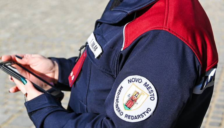 Rom napadel novomeškega redarja, ki je bil odpeljan na urgenco. Macedoni poziva k odločnem ukrepanju