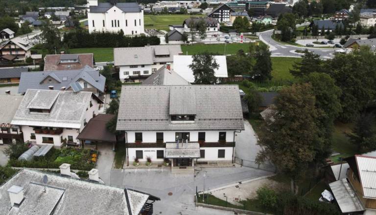 Zaradi Bohinjske hiše vre med domačini, občina pa sporoča: Odločitve še ni