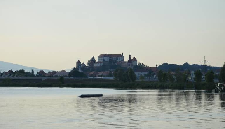 Urejanje območja pri Ranci znova v ospredju, občina opozarjajo tudi na težave s košnjo brežin