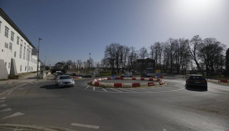 Prvi razpis padel v vodo, država znova išče izvajalca za krožišče pri minoritskem samostanu