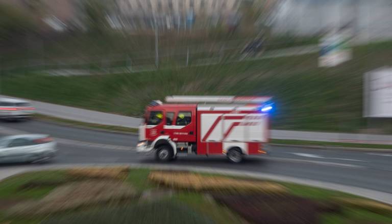 Gasilci reševali ukleščenega voznika, ta umrl na kraju nesreče