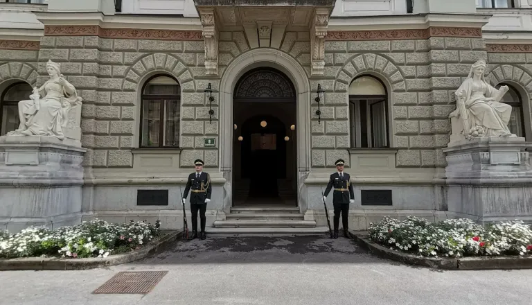 Ljubljana v ponedeljek delno zaprta: Cesta 27. aprila in Prešernova cesta brez prometa, spremembe tudi pri LPP