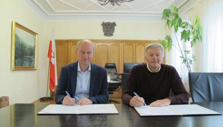 Ujma jo je skoraj odnesla, zdaj končno sanacija porušene makadamske ceste v Dragi