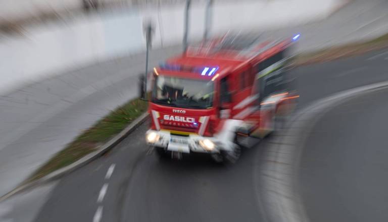 V Krškem s kombijem zbil peško, v Novem mestu eksplozija v kleti stanovanjske hiše