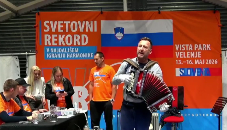 Guinnessov rekord padel v Sloveniji: Robert Goter po 81 urah še vedno ni odložil harmonike