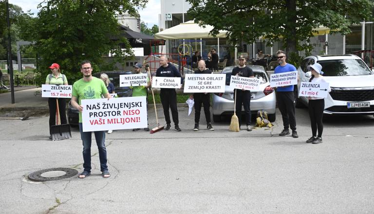 FOTO in VIDEO: V Štepanjskem naselju znova zavrelo zaradi parkirišč, stanovalci kljub opozorilom nadaljevali akcijo