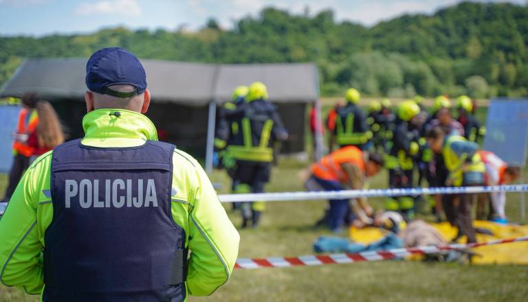 FOTO in VIDEO: Sirene in policija nedaleč od Ptuja, zgodila se je letalska nesreča ...