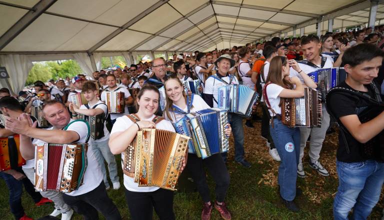 FOTO: V Velenju podrli slovenski in evropski rekord v igranju harmonike, hkrati zaigralo več kot 4000 harmonikarjev
