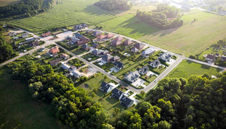 Občina prodaja osem gradbenih parcel, poleg visokih cen skrb vzbuja tudi komentar soseda …