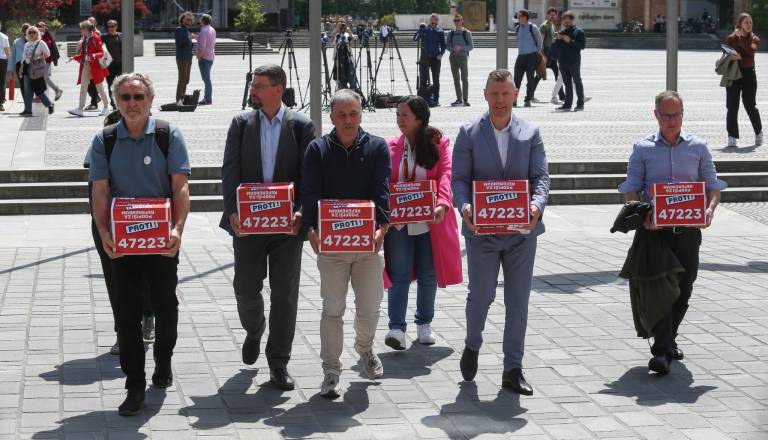 Več kot 47.000 podpisov za referendum: Sindikati proti interventnemu zakonu