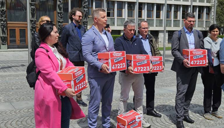 V nekaj dneh zbrali več kot 47.000 podpisov proti interventnemu zakonu
