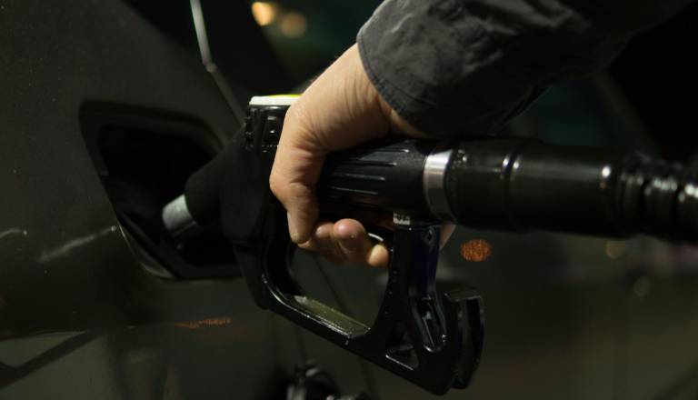 Slabe novice za voznike, gorivo se jutri znova draži