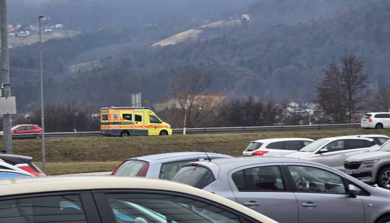 Tragična nesreča na Štajerskem: Moški umrl po poškodbi z delovnim strojem