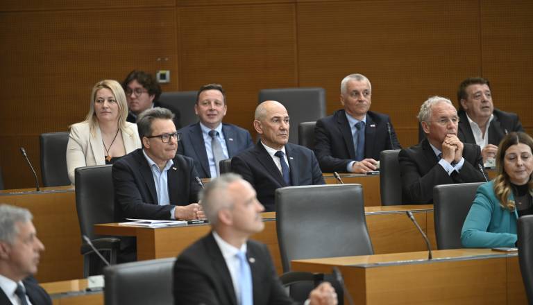 Konec telefonov v šolah, brezplačni računi in nove olajšave: Kaj prinaša nova koalicijska pogodba?
