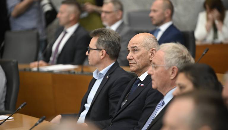 Koalicijska pogodba: Brezplačni bančni račun, 3000 evrov olajšave za mlade in prepoved telefonov v šolah