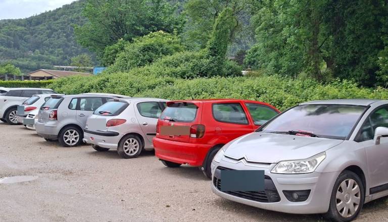 Jeseniški redarji ukrepali na Koroški Beli: Zakaj so nekateri lastniki prejeli odredbe, čeprav je parkiranje dovoljeno? 