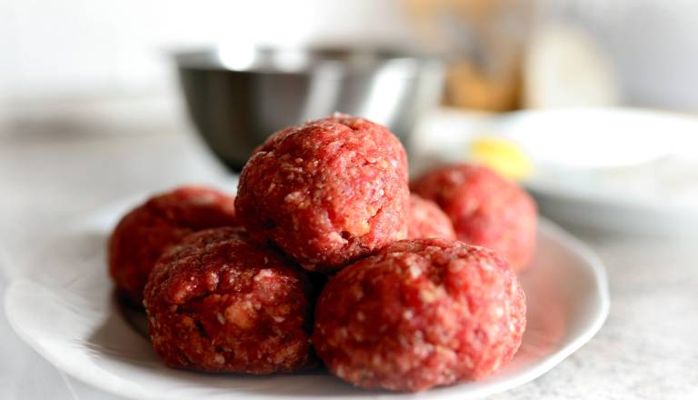 Odpoklic mletega mesa zaradi salmonele, živilo so umaknili iz prodaje