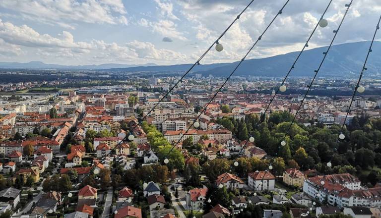 Mariborčan opozarja na razkorak med ljudmi in sistemom in neposluh občine do »malih ljudi« 