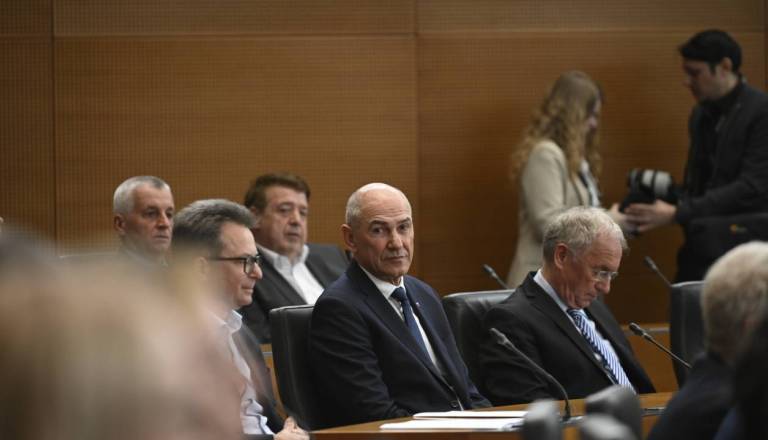 Janševa koalicija pripravlja šok ukrepe: Brezplačni računi, telefoni prepovedani, globe iz socialne pomoči