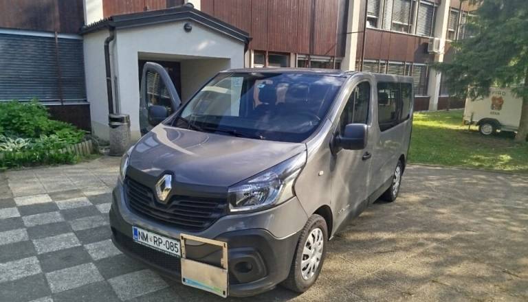 Novomeška šola prodaja kombi za dobro ceno z dobro kilometrino, a v oglasu je pomembna opomba