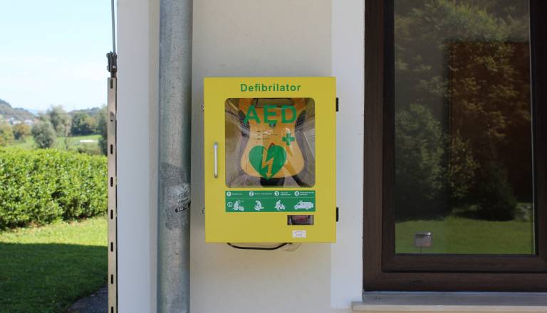 790 novih priložnosti za rešena življenja: AED naprave vse bližje ljudem