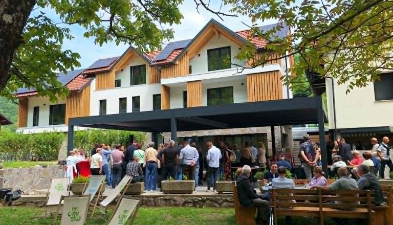 FOTO: Ob Kolpi odprli enega največjih in najmodernejših turističnih kompleksov zadnjih let na Kočevskem