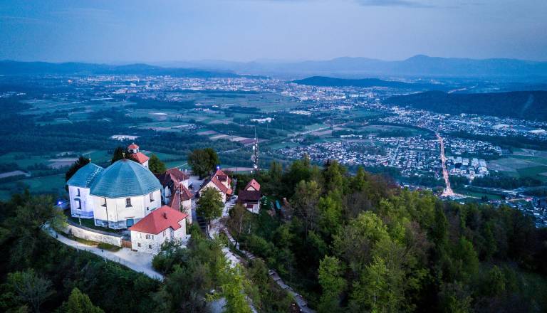 FOTO: Zmeda pod Šmarno goro: Kdo pobira parkirnino in ali je sploh zakonita?