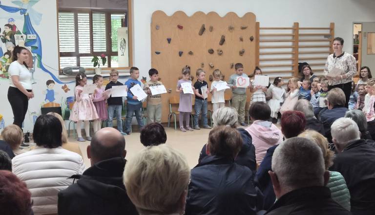 Nasmehi, pesem in objemi: babice in dedki obiskali vrtec Lavra