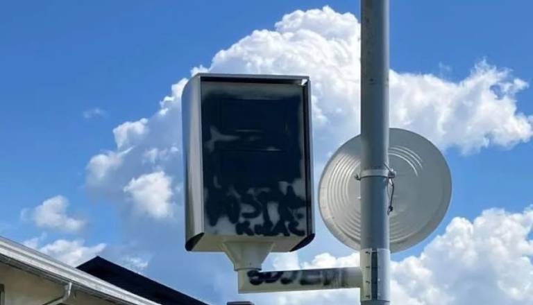 FOTO: Radar v Radomljah ni preživel niti prve noči, nanj so se spravili vandali
