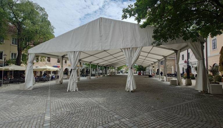 FOTO: V Novem mestu v polni pripravljenosti za Festival cvička, tako je videti Glavni trg