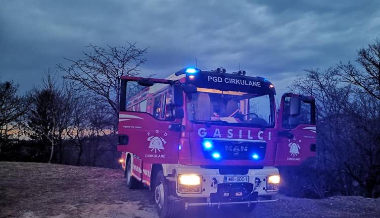 V Cirkulanah gasilci ponoči odstranili podrto drevo s cestišča