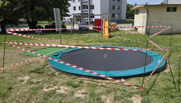 Vandali poškodovali trampolina, občina ju je začasno zaprla