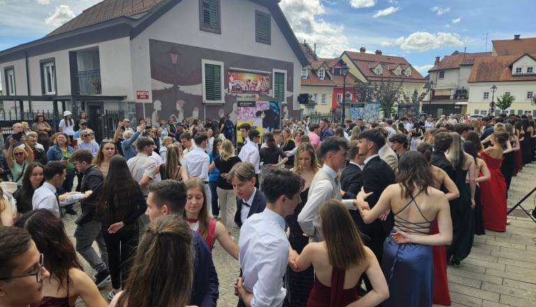 Maturanti v svečanih oblačilih zavzeli staro mestno jedro Kranja in zaplesali četvorko