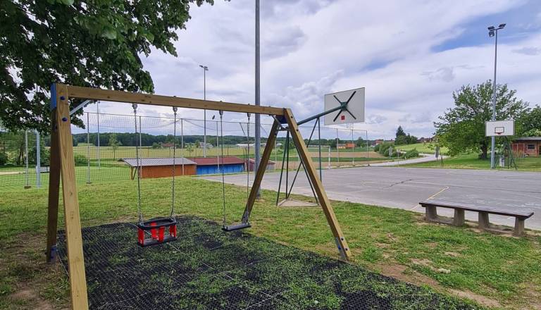 Nova gugalnica ponovno oživila otroško igrišče